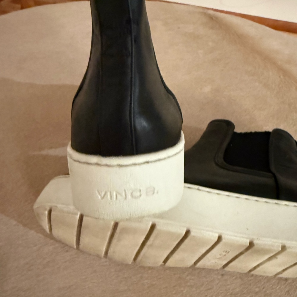 Vince Warren Black slip on boots with white Soles - Picture 6 of 7